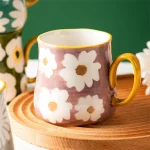 Tasse en céramique peinte à la main 480ml avec motifs floraux. Idéale café et thé, style artisanal décoratif. Cadeau original et chaleureux.
