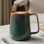 Tasse en céramique verte 750 ml avec cuillère dorée et sous-verre en bois, présentation des dimensions