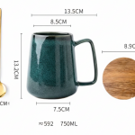 Tasse en céramique verte remplie de café latte sur table, ambiance chaleureuse lifestyle